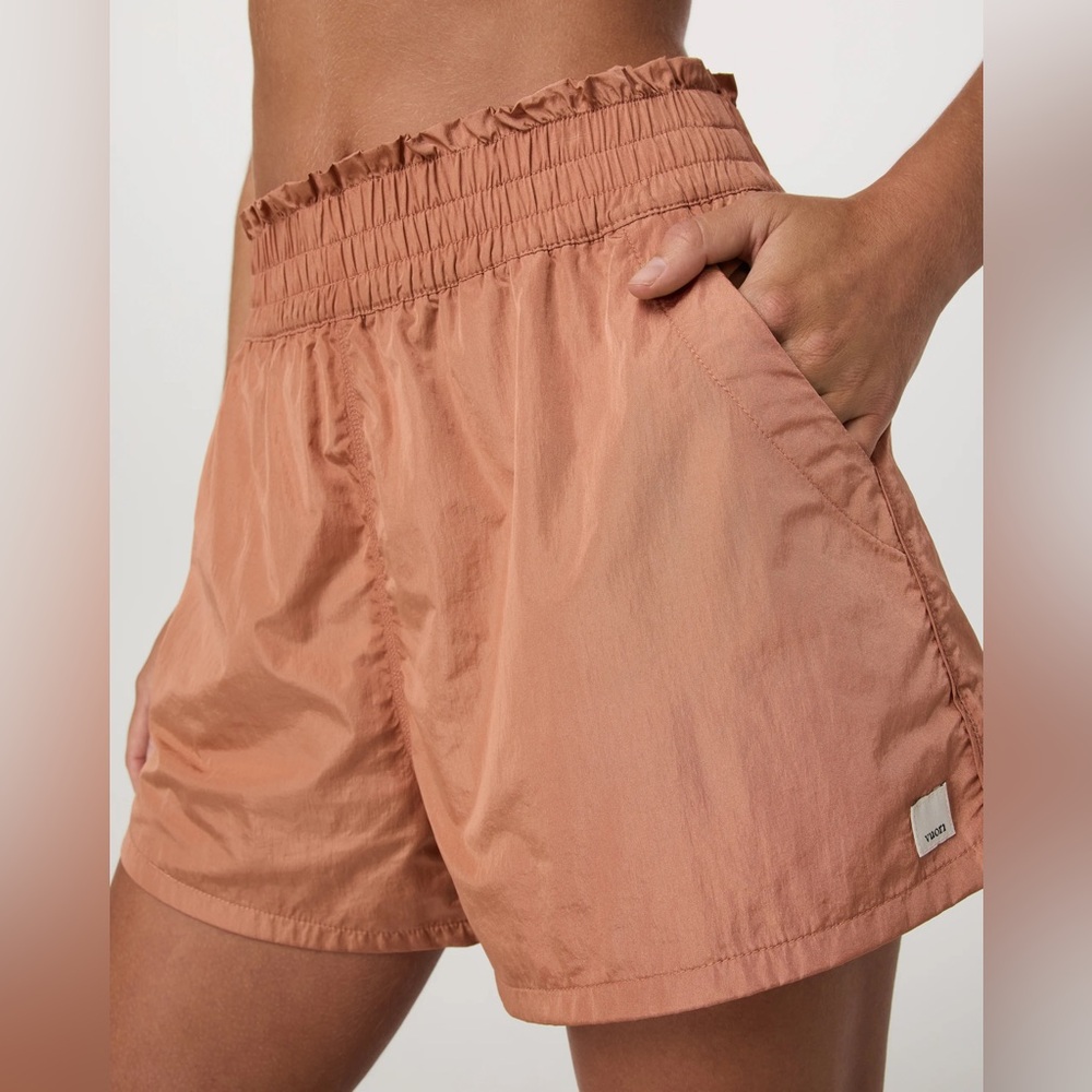 vuori dash elevate 3” shorts in desert peach